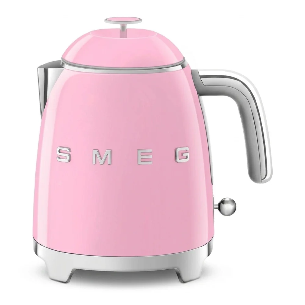 AI Generated Product Image MINI BOUILLOIRE ÉLECTRIQUE STYLE ANNÉES 50 0,8 L 1400 W - ROSE - SMEG – Image 1